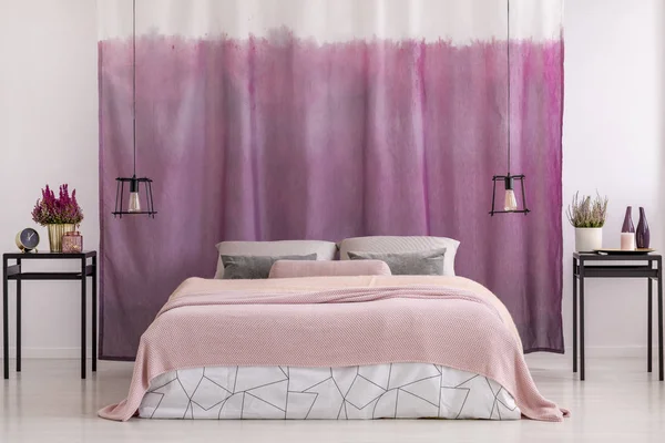 침실에서 그라데이션 핑크 커튼 — 스톡 사진
