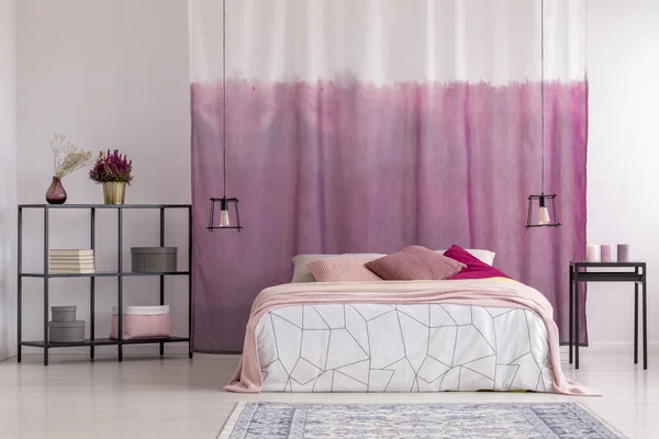 Gradient gardiner i flickans sovrum — Stockfoto