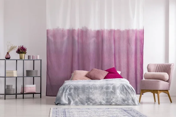 여자의 침실에 핑크의 자 — 스톡 사진