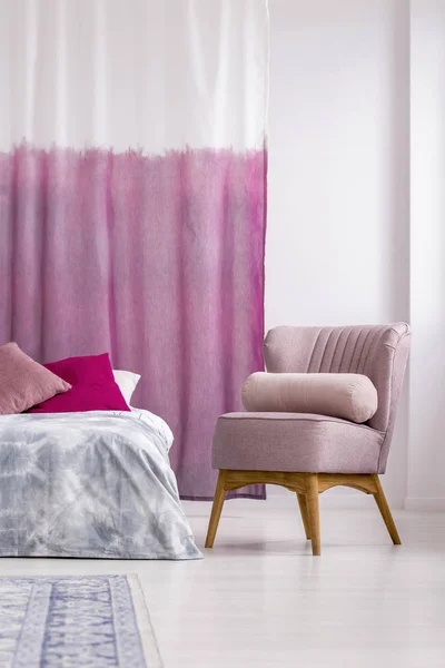 粉红色扶手椅在女孩的卧室 — 图库照片