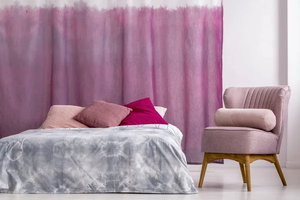 여자의 침실에 핑크의 자 — 스톡 사진