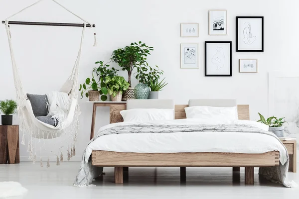 Інтер'єр натуральної спальні з рослинами — стокове фото