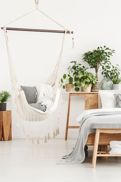 Beige Hängematte im hellen Schlafzimmer — Stockfoto