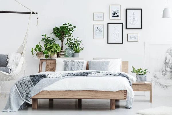 Кровать с белым постельным бельем — стоковое фото