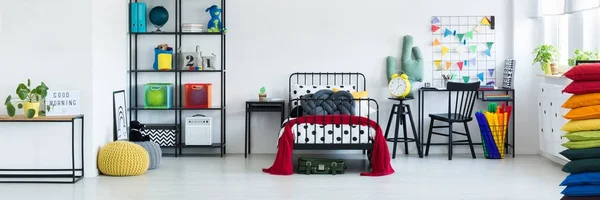 Детская спальня с красочными аксессуарами — стоковое фото