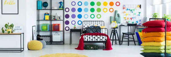 Детская красочная спальня — стоковое фото