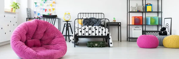 Разноцветная детская комната — стоковое фото