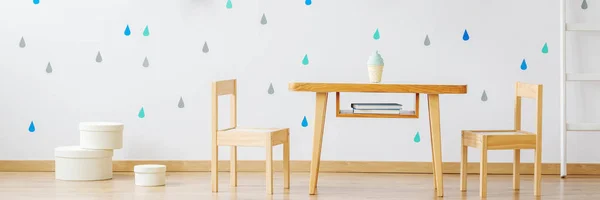 アイスクリームの木製のテーブル — ストック写真