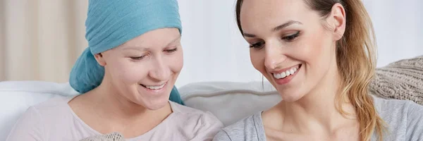 Friend and girl with cancer — Stock Photo, Image