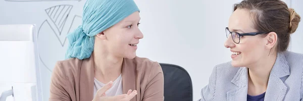 Γυναίκα με καρκίνο απολαμβάνοντας συνομιλία — Φωτογραφία Αρχείου