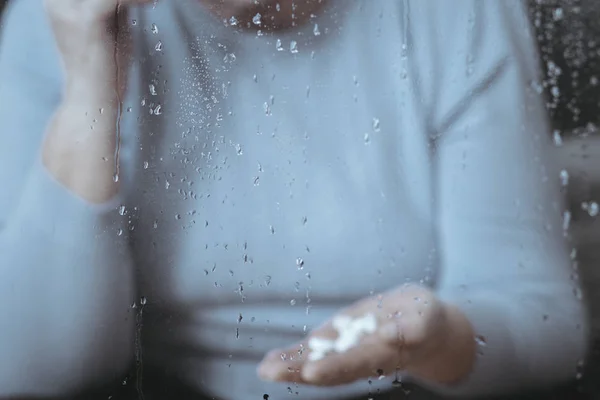 La mano de la abuela con pastillas blancas — Foto de Stock