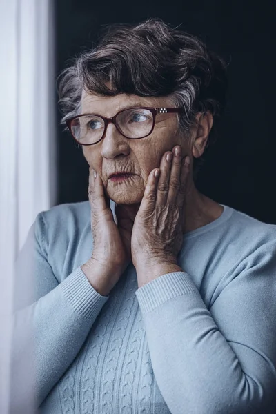 Shocked grandmother with Alzheimer's disease — Stock Photo, Image