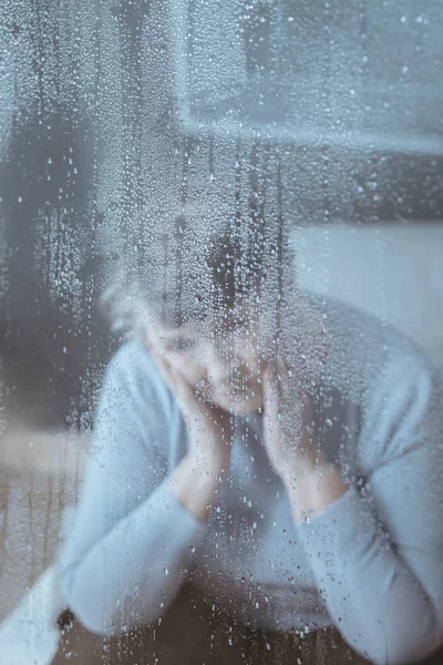 Old woman alone in house — Stock Photo, Image