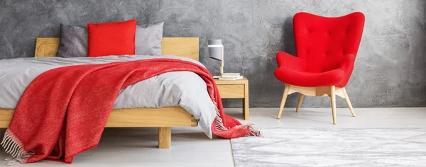 Beton duvar ile kırmızı yatak odası — Stok fotoğraf