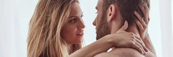 Woman looking into man's eyes — Stock Photo, Image