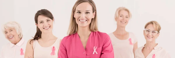 Enfermera y mujeres sonriendo — Foto de Stock