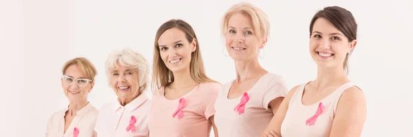 Nőknél a rózsaszín szalag — Stock Fotó