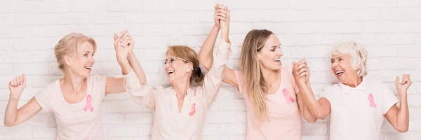 Женщины, пережившие рак, держатся за руки — стоковое фото