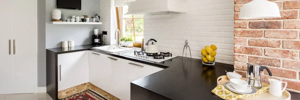Moderní kuchyně s oknem — Stock fotografie