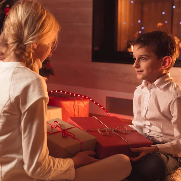 子供のクリスマス プレゼントをアンパック — ストック写真