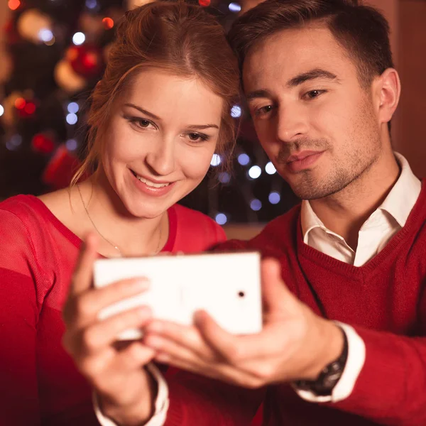 Coppia facendo Natale selfie — Foto Stock