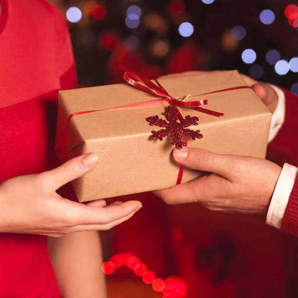 Giving Christmas present — Zdjęcie stockowe