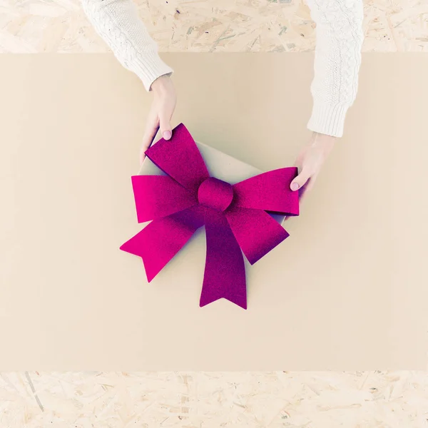 Pink bow on table — Stock Photo, Image