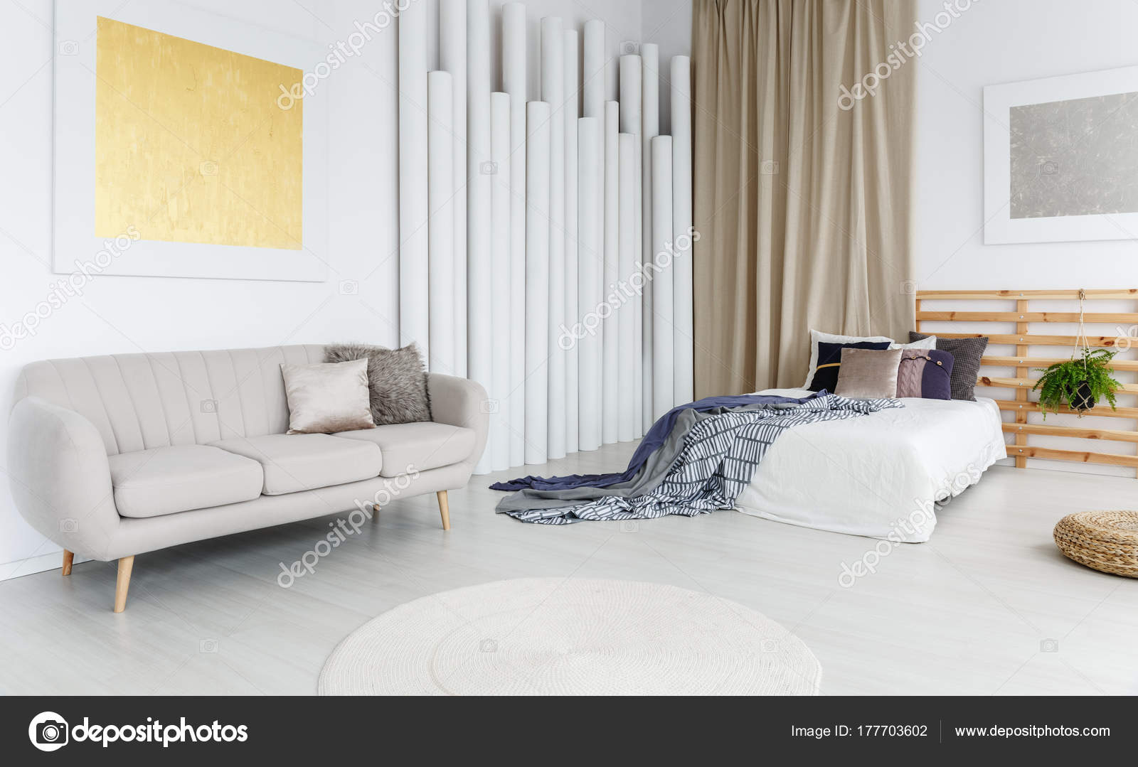 Grijze bank in slaapkamer — Stockfoto © photographee.eu #177703602 Grijze bank in slaapkamer — Stockfoto © photographee.eu #177703602