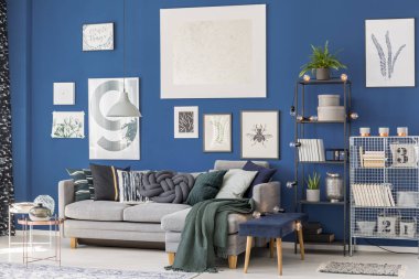 Duvarda posterler ile Oda