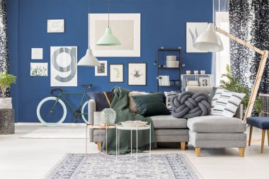 Büyük boy lamba ile oturma odası