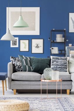 Mavi odada gri kanepe