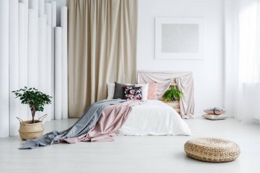 Hasır ayak yatak odasında