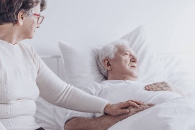 Yaşlı kadın ziyaret hasta kocası