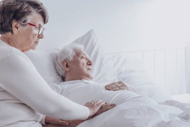 Yaşlı kadın destek hasta kocası