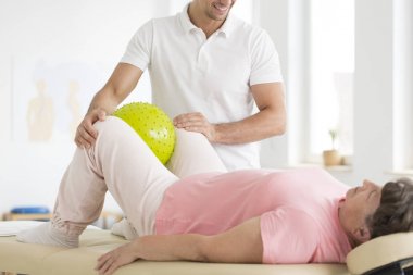 Fiziksel rehabilitasyon sırasında kadın kıdemli
