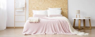 Parlak yatak odasında ahşap merdiven