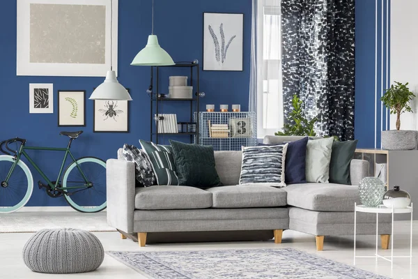 Azul marinho sala de estar design — Fotografia de Stock