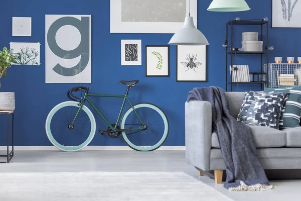 Verde bicicleta en el interior del apartamento —  Fotos de Stock