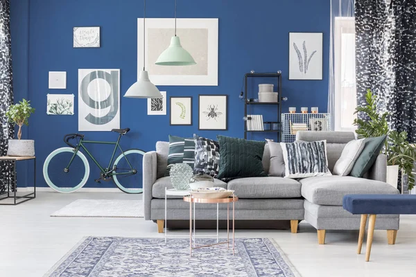 Geräumiges blaues Wohnzimmer — Stockfoto