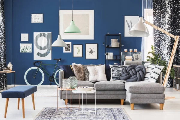 Apartamento azul con accesorios de moda —  Fotos de Stock