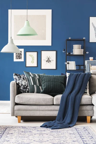 Marineblaue Decke auf der Couch — Stockfoto