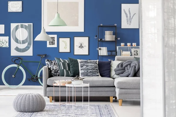 Poef in blauwe woonkamer — Stockfoto