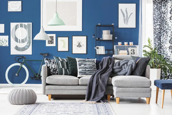 Blaue Wohnung mit Ecksofa — Stockfoto