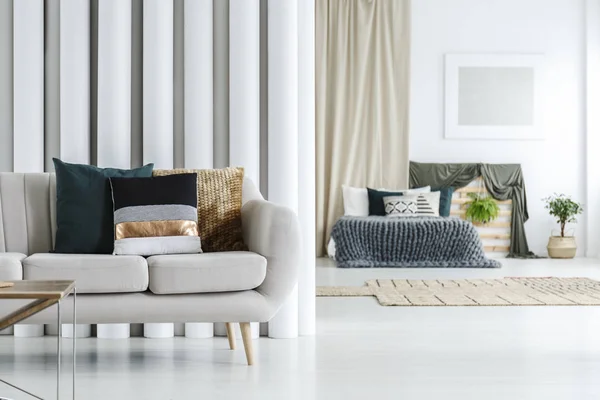 Sofa z poduszkami — Zdjęcie stockowe