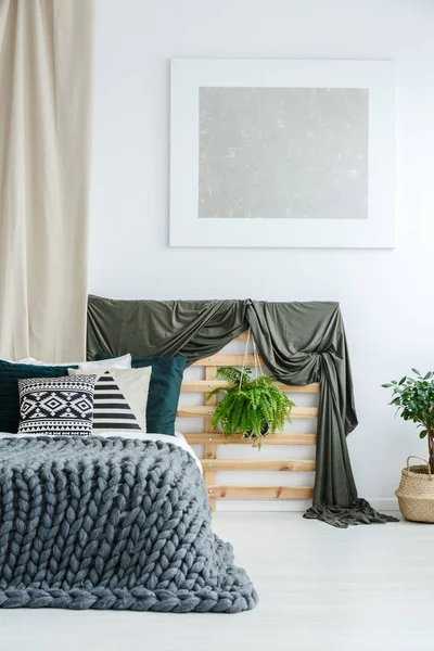 Coverlet pada bedhead kayu — Stok Foto