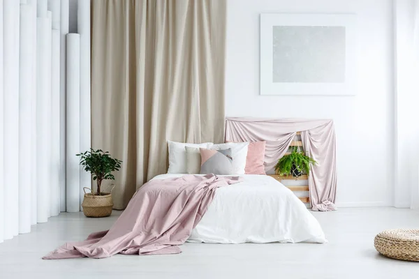 Wit slaapkamer met pastel kleuren — Stockfoto