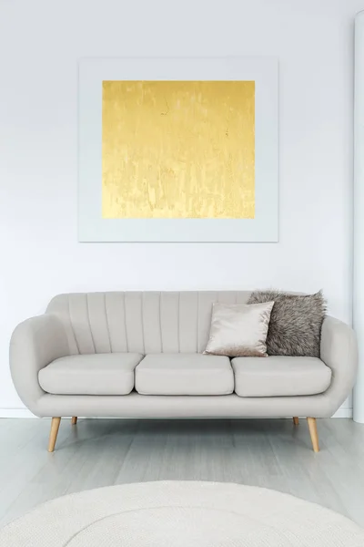 Affiche dorée au-dessus du canapé — Photo