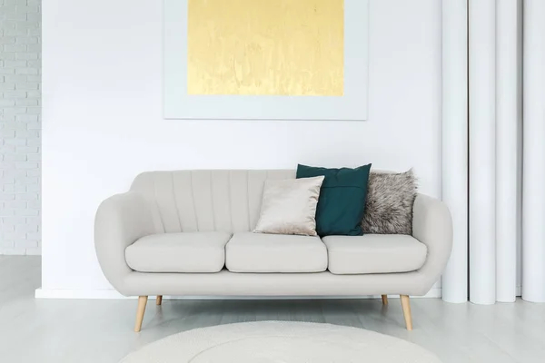 Bright soffa med kuddar — Stockfoto