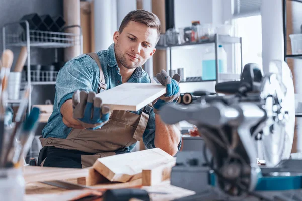 Marangoz ahşap incelenmesi