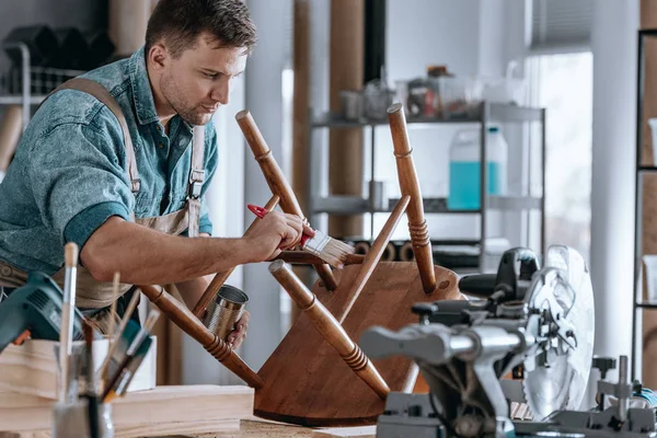 Usta yenilenen ahşap sandalye